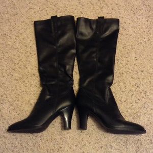Black boots in excellent condition